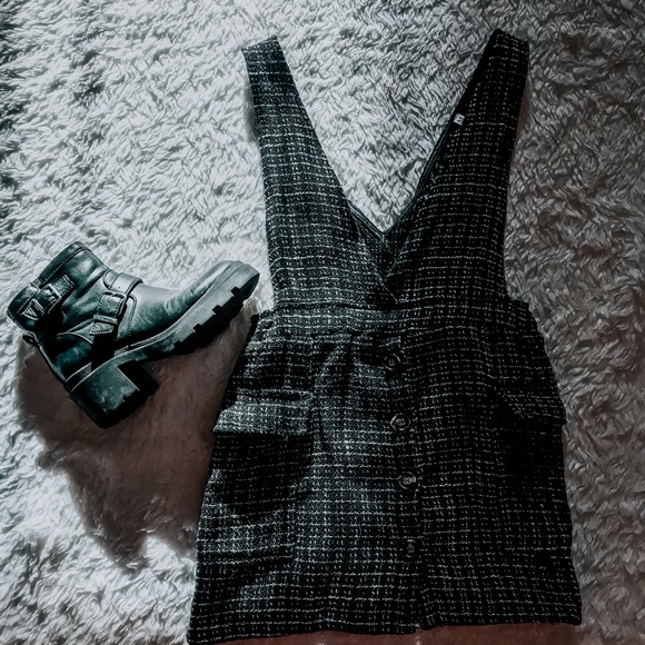 🚨 SOLD 🚨 Black Mini Jumper w/ striped pattern - Picture 1 of 4